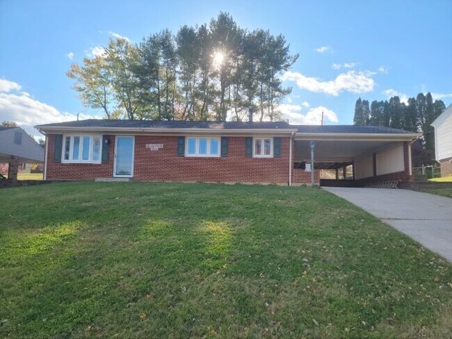 Building Photo - 3049 Parham Dr