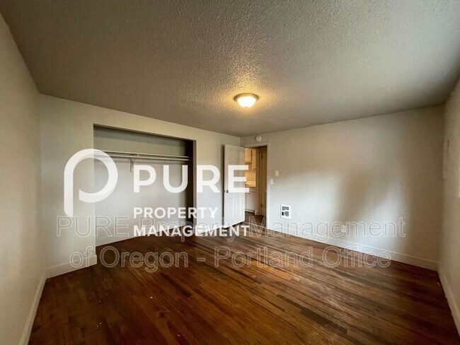 Foto del edificio - 18411 E Burnside St
