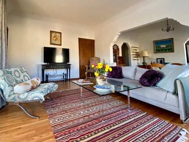 Living room w/ smart TV - 1621 Grafton Street