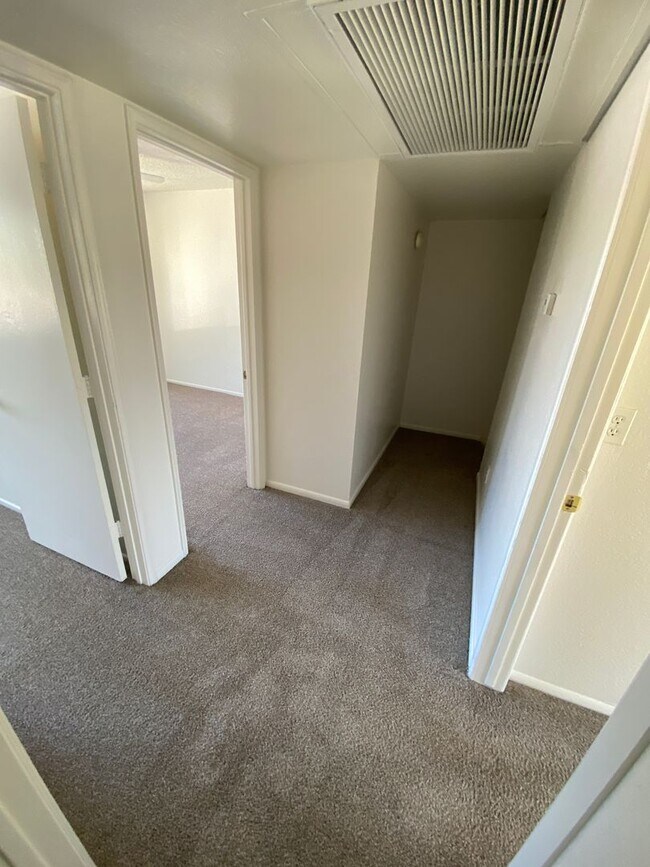 Building Photo - 3 Bedroom 2.5 Townhouse with Brand New Kit...