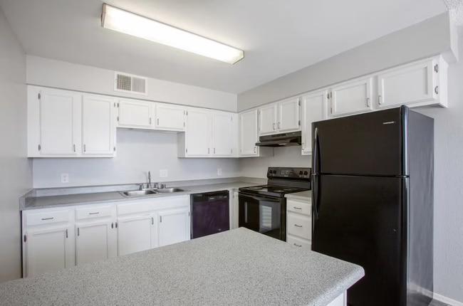 2 Bed 1 Bath - 895 sqft - Kitchen - The Heights at Tramway