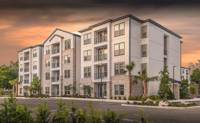 Building Photo - 3658 SW 24th Ave