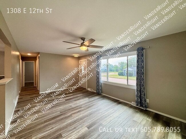 Building Photo - 1308 E 12th St