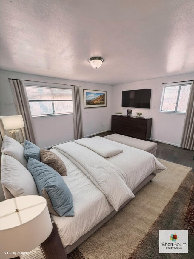 Foto del edificio - Updated - 2 bed 1.5 bath, Duplex with attached garage and fenced in backyard