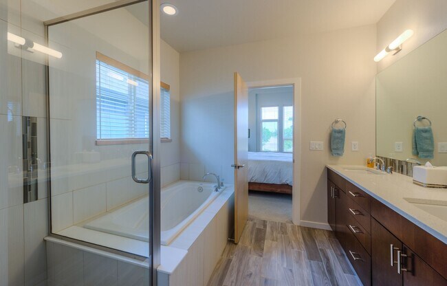 Foto del edificio - Modern 3-bedroom, 2.5-bath townhome in Louisville
