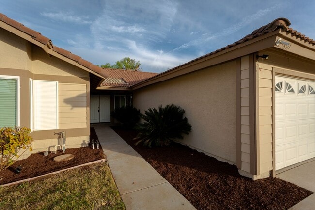 Building Photo - AVAILABLE NOW! 4 Bedroom, Single Story Hom...