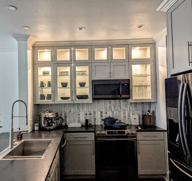 Foto del edificio - 4414 Cedar Springs Rd