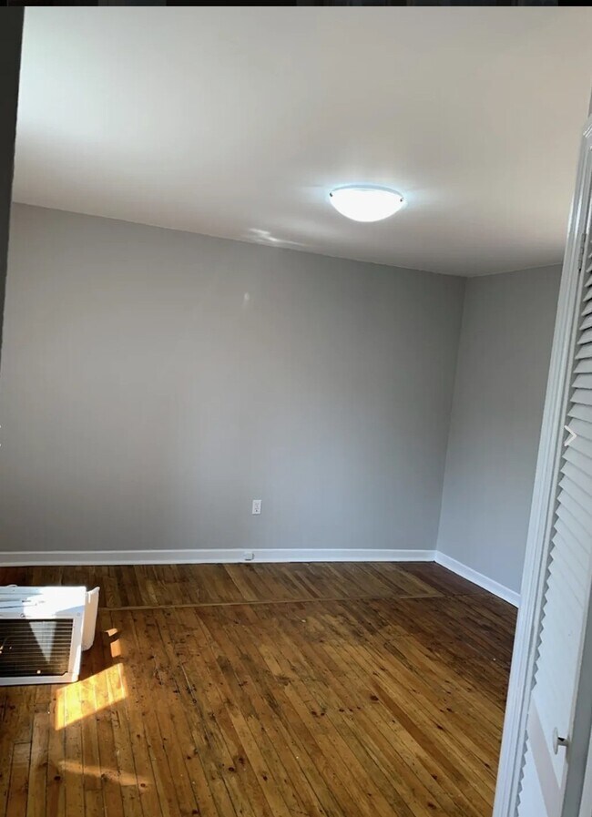 Building Photo - Bright 1 Bedroom in the Heart Of Leslieville