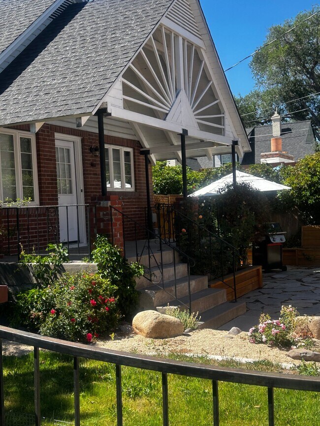 Building Photo - 1190 Manor Dr
