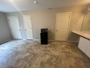 Building Photo - 200 Golf View Dr