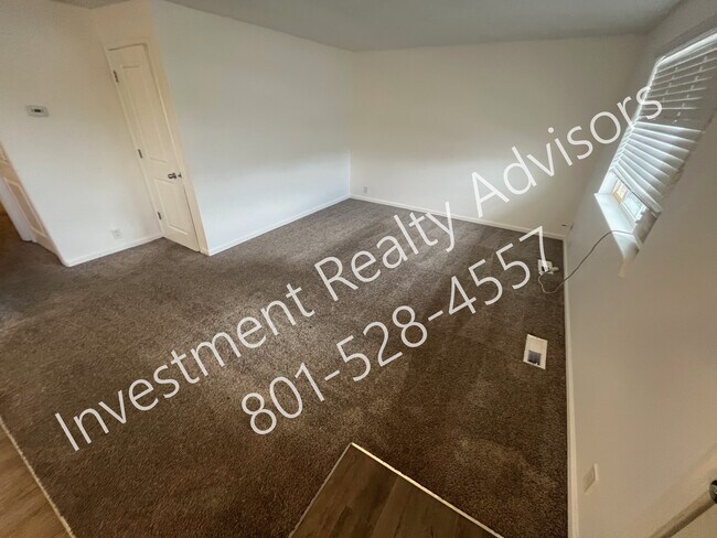 Building Photo - Renovated Unit in Murray!