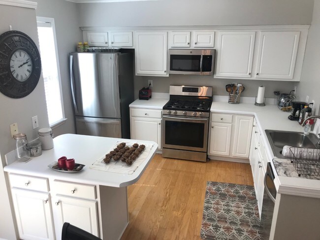 Nuevos electrodomésticos de cocina. Se está instalando una nueva encimera de granito - 3974 Howell Park Rd