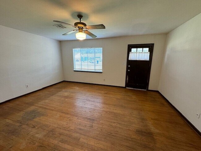 Foto del edificio - 2 bed, one bath in Norman with carport!