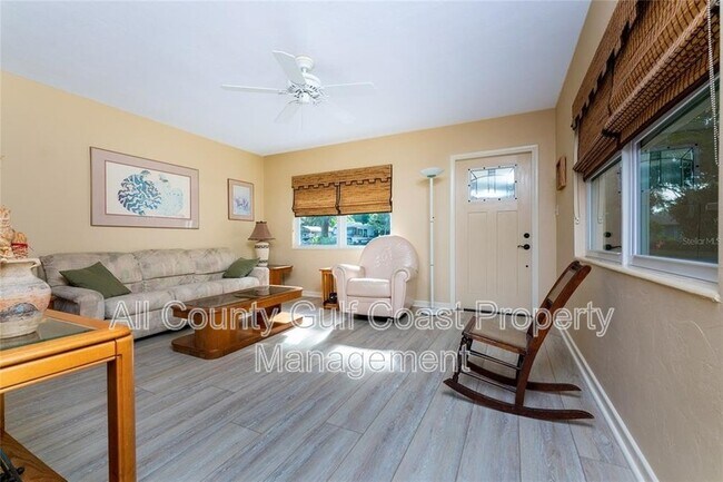 Foto del edificio - 230 Zephyr Rd