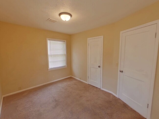 Foto del edificio - 1548 N Pinecrest Ave
