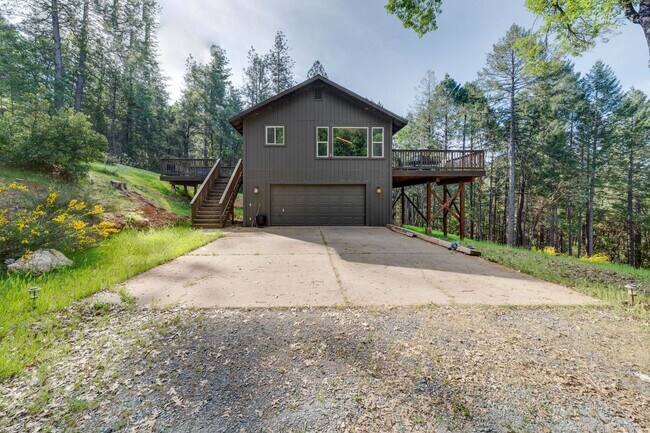 Building Photo - Updated Georgetown Home on 5 Acres with Huge Deck!