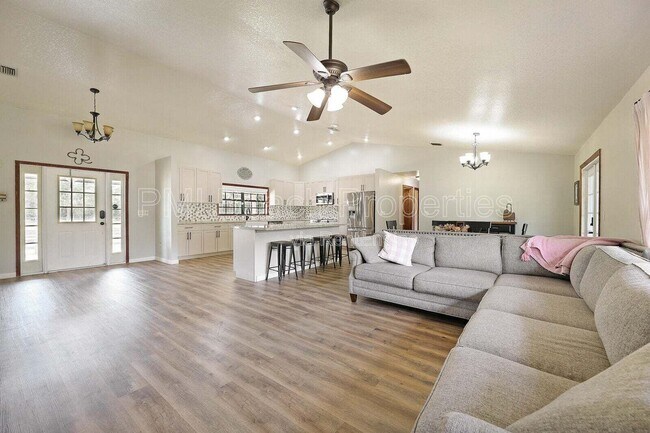 Foto del edificio - 18080 Sycamore Dr W