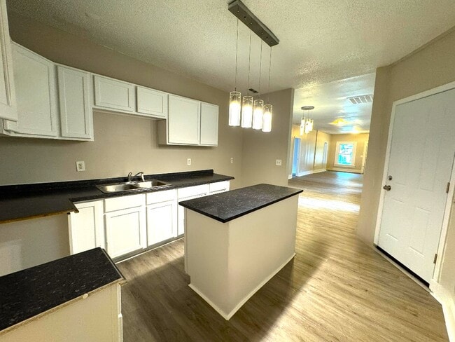 Building Photo - 1607 Draper St