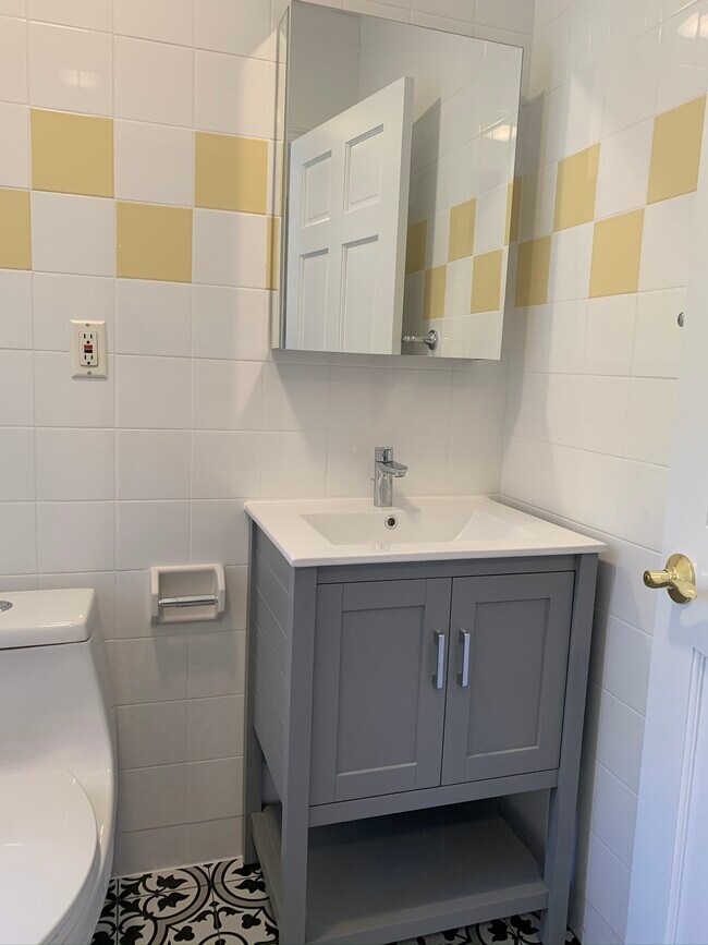 Foto del edificio - 102 Graham Ave