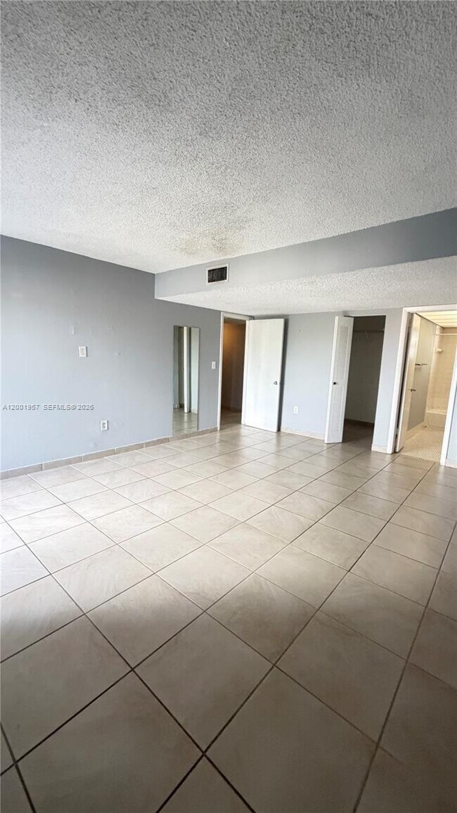 Building Photo - 9375 Fontainebleau Blvd