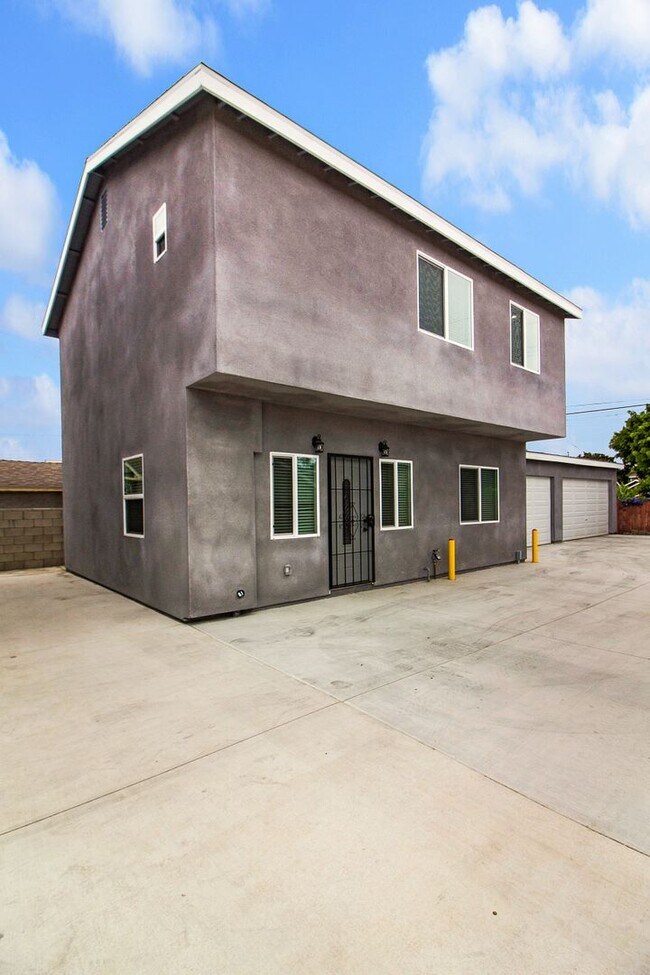 Building Photo - 1740-1742 Rose Ave Triplex