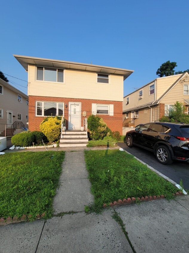 12 Graywood Rd Unit 2nd fl, Port Washington, NY 11050 Apartments in