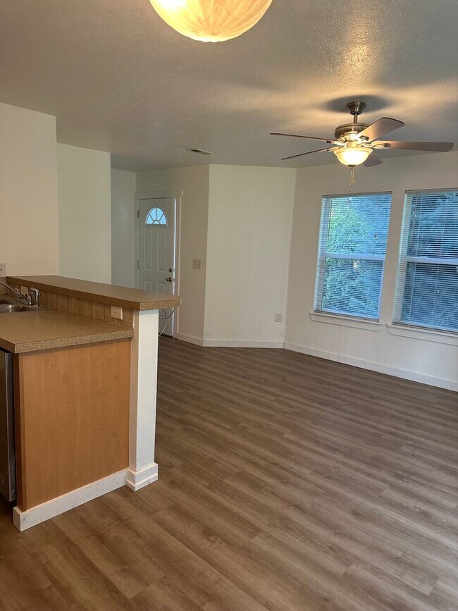 Foto del edificio - Cute 3 bedroom, 2 bath townhome with Community Pool in Boise
