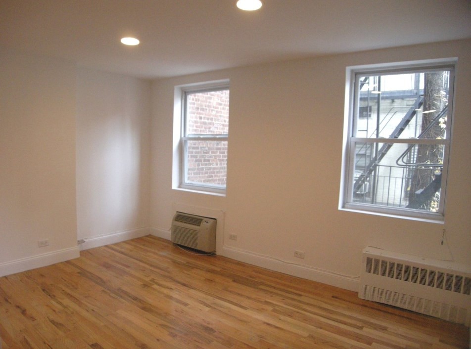 Primary Photo - 216 E 28th St