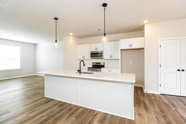 Foto del edificio - Beautiful 4BR 3.5BA Townhome w/ Full Appliance Kitchen Garage Parking in University