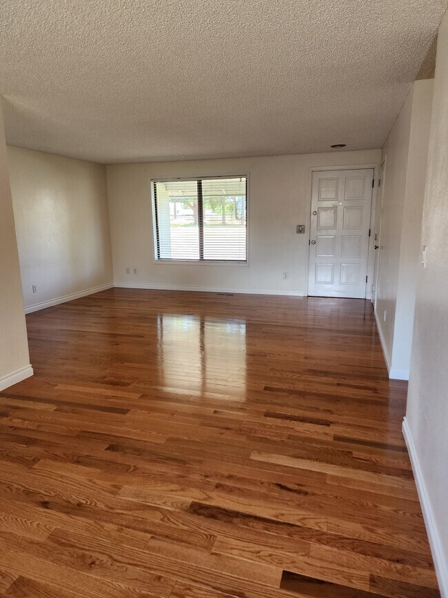 Photo - 9811 NE 6th Cir House