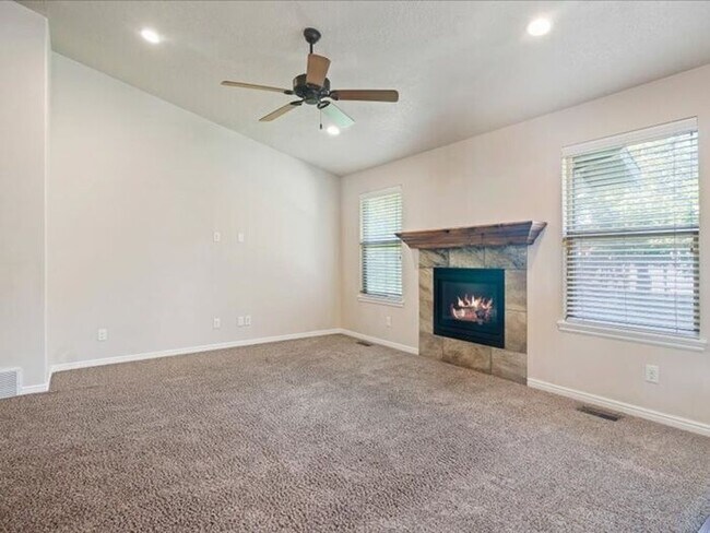 Building Photo - West Jordan 3 bed 2 bath Family home