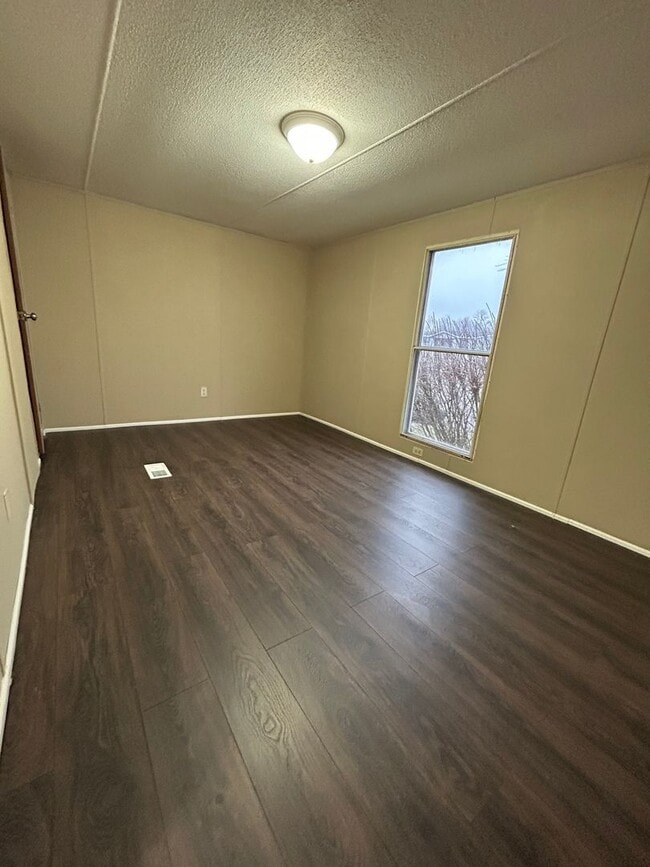 Building Photo - 3 Bedroom Mobile Home