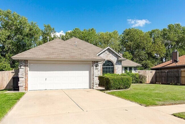 Building Photo - Beautiful 3 Bed 2 Bath Home in the Heart o...
