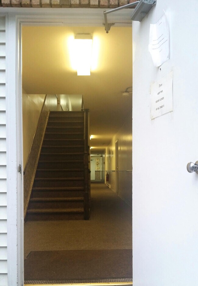 Entrada trasera - 515 Bound Brook Rd