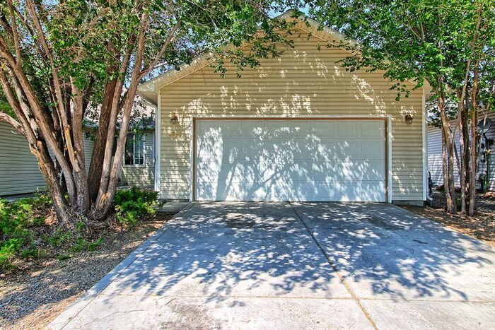 Foto principal - Spacious 3-Bed, 2-Bath Townhome with 2-Car...