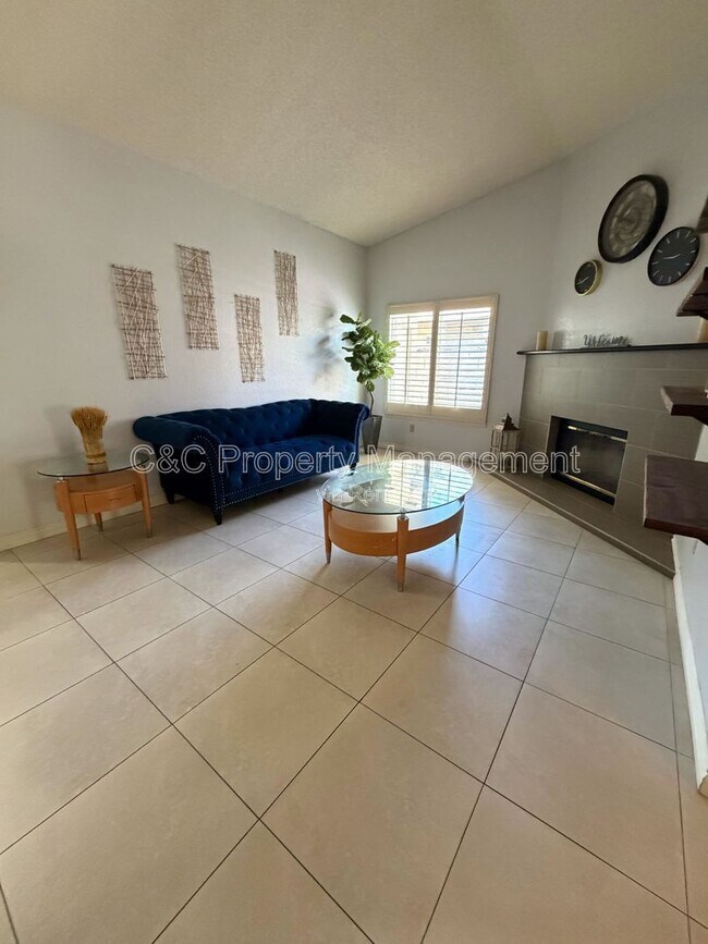 Foto del edificio - 18120 Raymond Ct