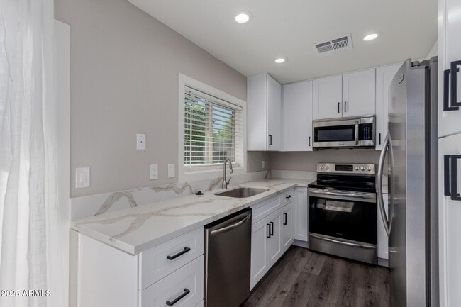 Building Photo - 3306 S Parkside Dr