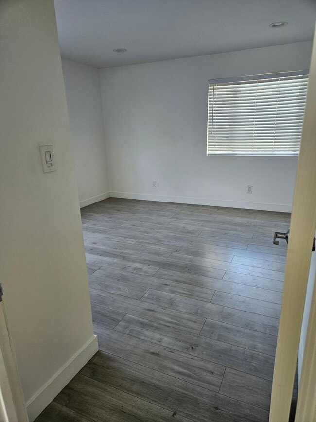 Foto del edificio - 1585 W 35th Pl