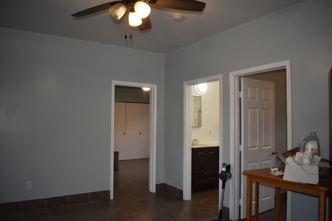 Building Photo - 1220 W 45th St