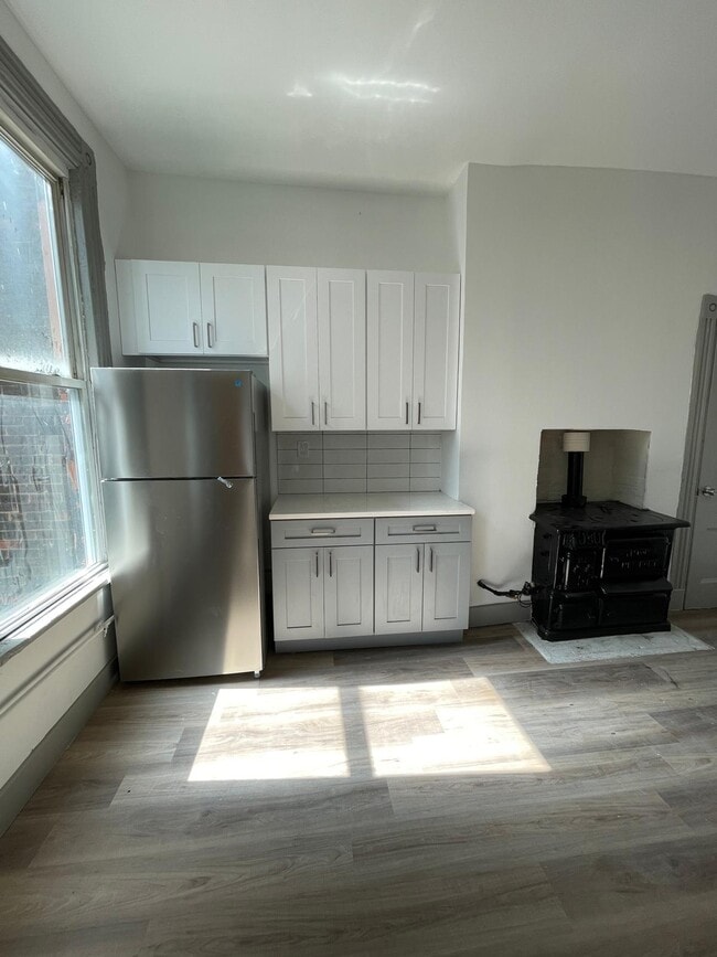 1148 Summit Ave 4 - 1143 Summit Ave