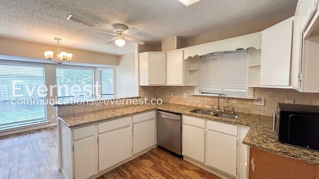 Building Photo - 3 Bed, 2 Bath Home with Fenced Yard & Garage / Pet-Friendly / Available Now!