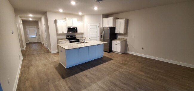 Foto del edificio - Modern 4Bed/2Ba Home w/Conveniently Accessible Location in PCB! *Garbage Service & Lawncare Inclu...