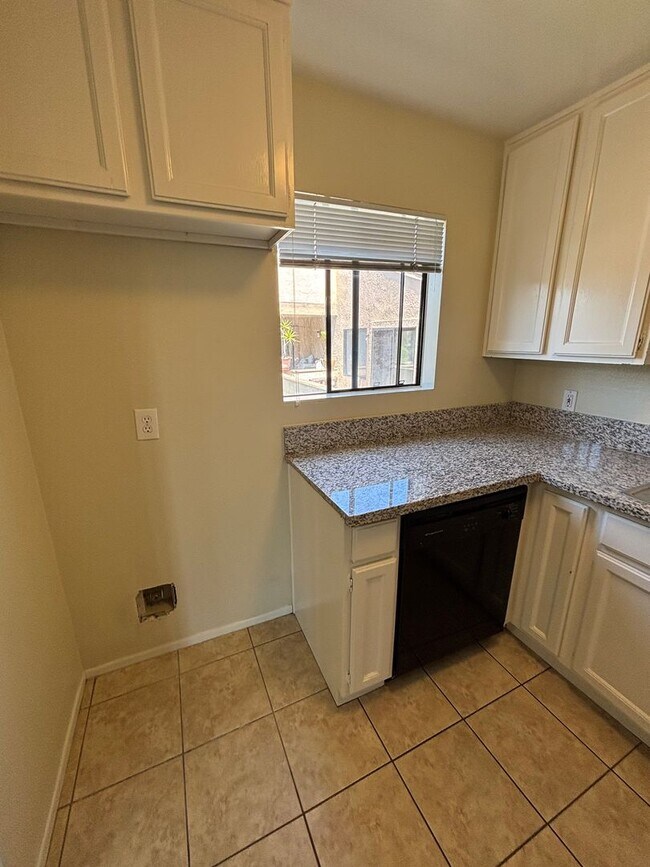 Foto del edificio - 4502 Warner Ave