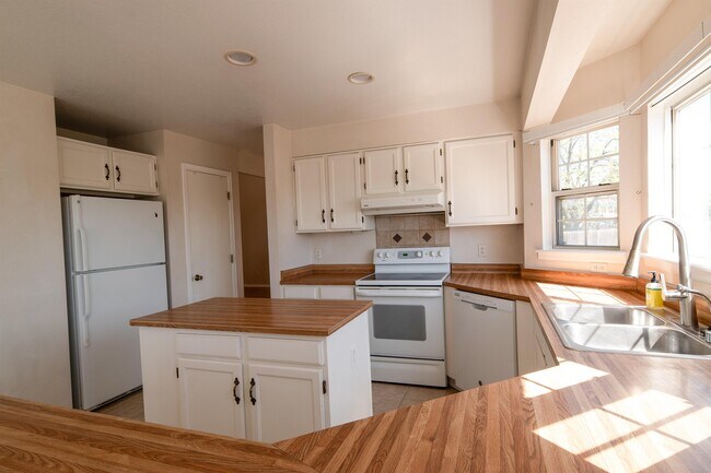 Foto del edificio - 13598 Harrison St.