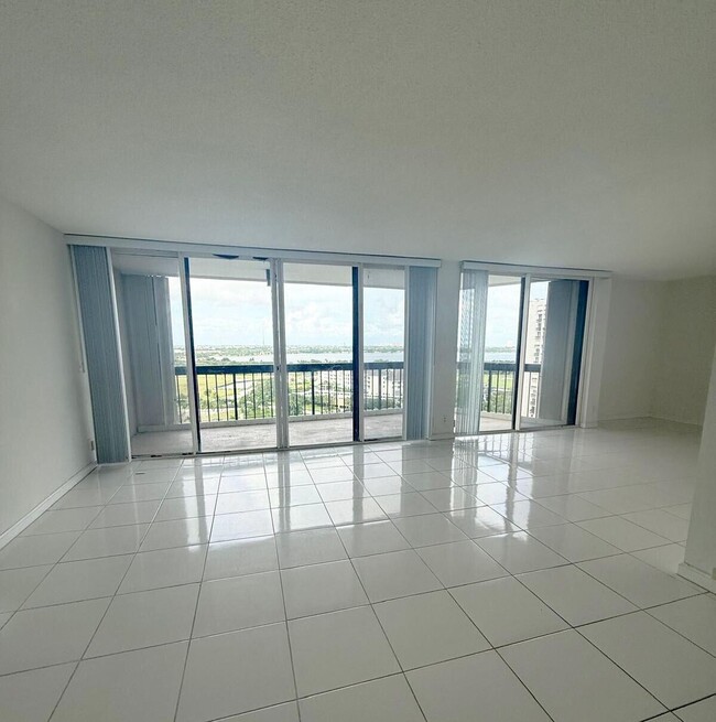 Building Photo - 2425 Presidential Way