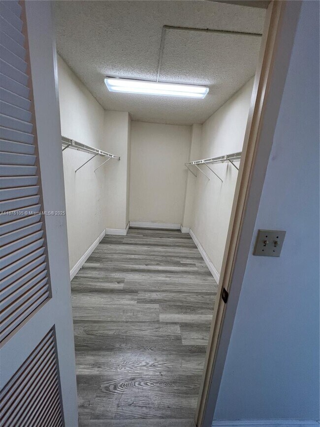 Foto del edificio - 2500 Parkview Dr