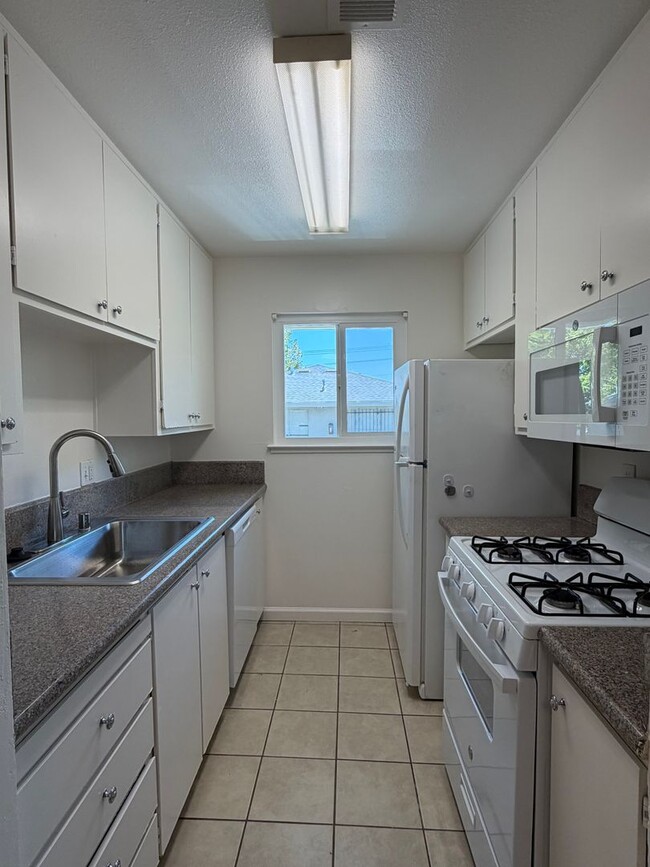 Building Photo - 6516 Bremen Dr