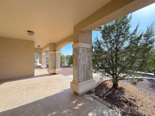 Foto del edificio - East El Paso 4bed/2.5bath Refrig A/C with Solar Panels!