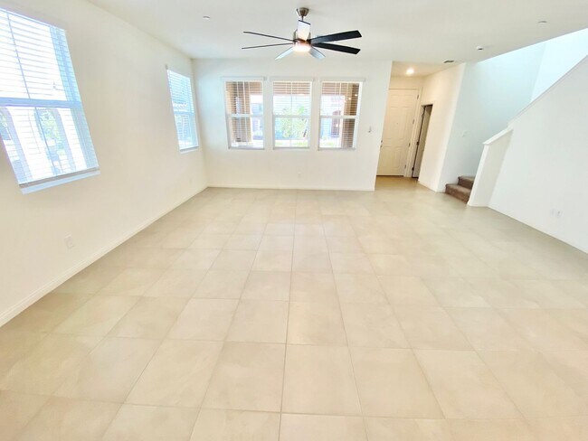 Foto del edificio - STUNNING BRAND NEW 3 BEDROOMS 2.5 BATHROOMS TWO STORY TOWNHOUSE WITH 2 CAR GARAGE