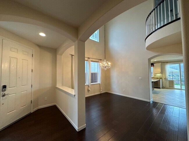 Building Photo - Large 4 Bedroom House in Hiddenbrook Commu...